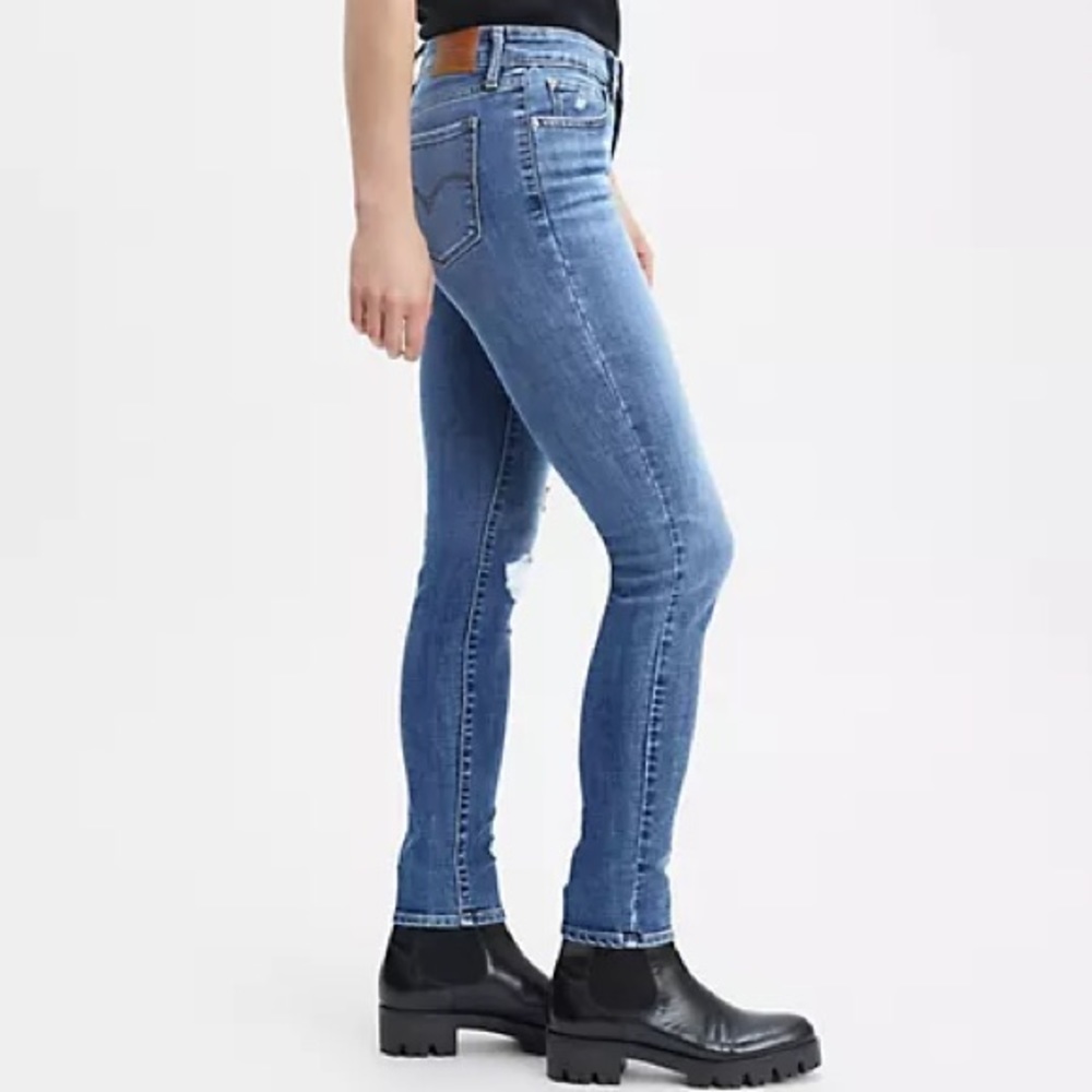 Levi’s 721 High Rise Skinny Jeans in Lapis Blue